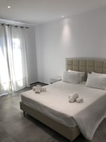Habitación Deluxe con 1 cama doble o 2 individuales | Ropa de cama de alta calidad, colchones viscoelásticos, caja fuerte