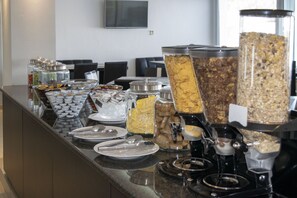 Free daily buffet breakfast  - Giannoulaki Resort (Mykonos)