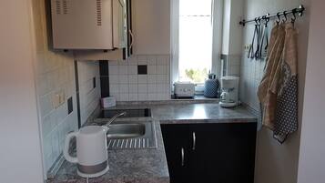 Geladeira, micro-ondas, cooktop, cafeteira/chaleira