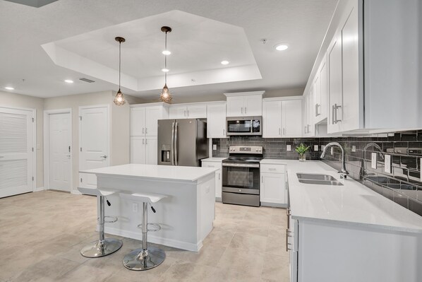 Réfrigérateur, four à micro-ondes, un four, surface de cuisson