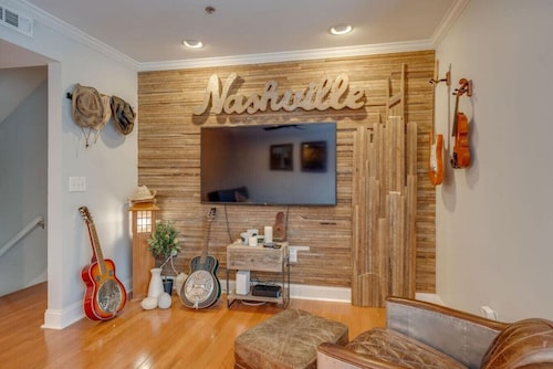 Stay in the heart of Downtown - Walk to Broadway!