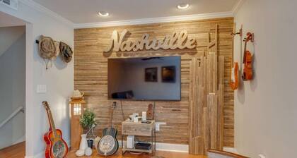 Stay in the heart of Downtown - Walk to Broadway!