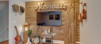 Stay in the heart of Downtown - Walk to Broadway!