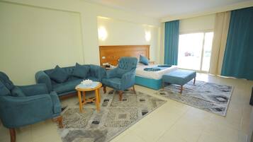 Minibar, safe på rommet, blendingsgardiner og ekstrasenger (inkludert)