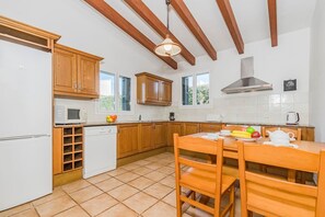 Een koelkast, een microgolfoven, een oven, een vaatwasser