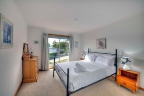 4 bedrooms, free WiFi, bed sheets - Bella Vista - Freycinet Holiday Houses (Bicheno)