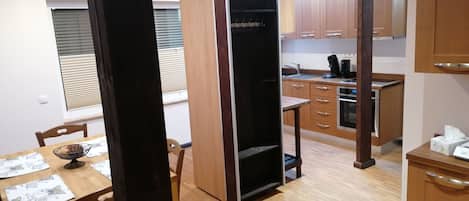 Frigorifero, forno, piano cottura, lavastoviglie