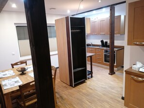 Fridge, oven, stovetop, dishwasher