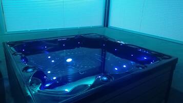 Indoor spa tub