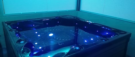 屋内スパ浴槽