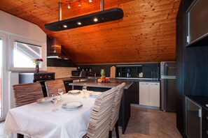 Fridge, microwave, oven, stovetop - Holiday Home Katarina Sopot (Benkovac)