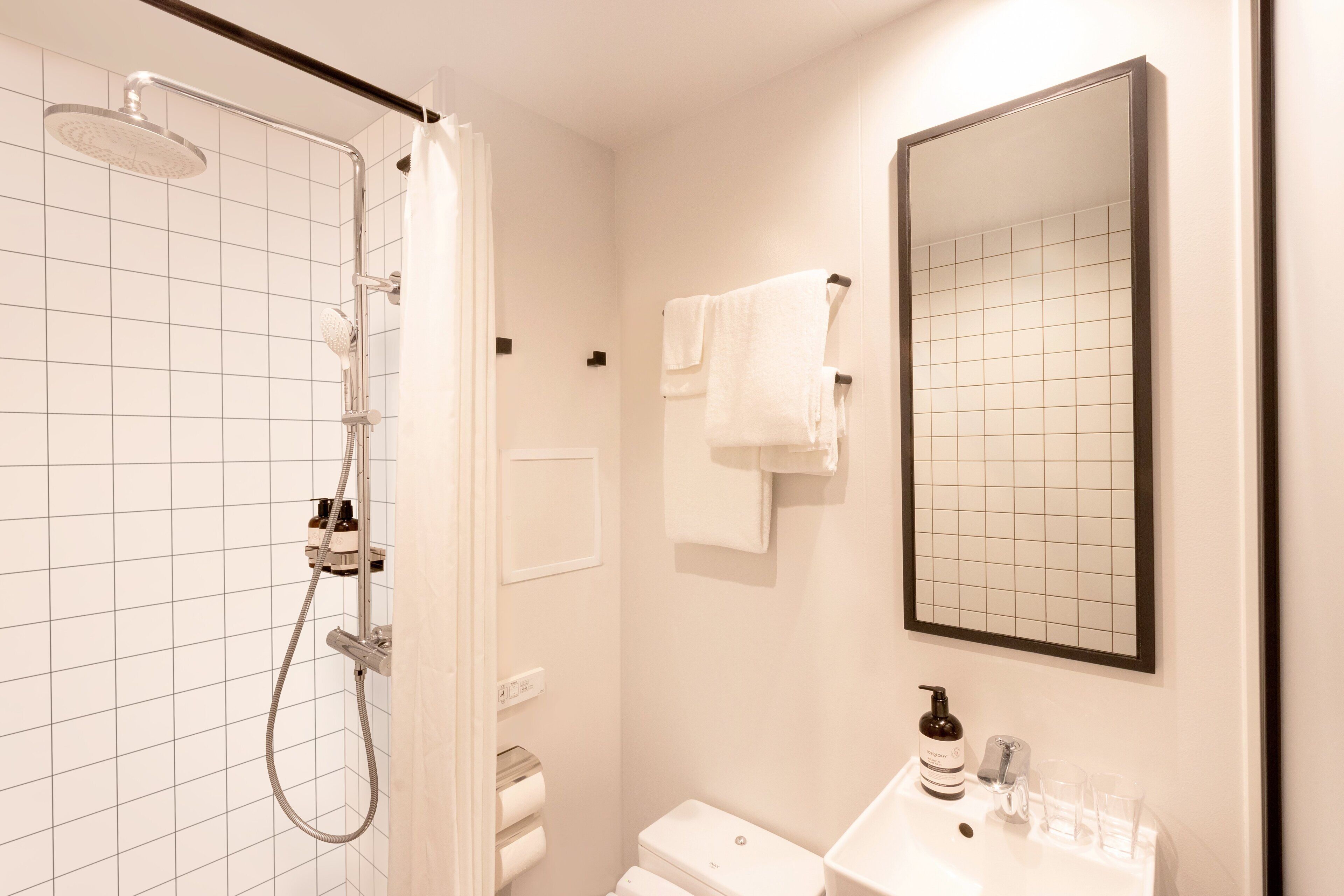 Regadera, amenidades de baño ecológicas, secadora de cabello, pantuflas 