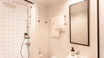 Regadera, amenidades de baño ecológicas, secadora de cabello, pantuflas