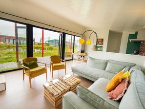Living room - Comfortable Lodge Near sea at 500m (Callantsoog)