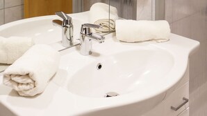 Apartment | Bathroom - Delightful Apartment in Kaprun With Balcony (Kaprun)