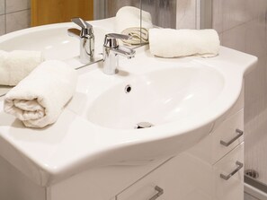 Apartment | Bathroom - Delightful Apartment in Kaprun With Balcony (Kaprun)