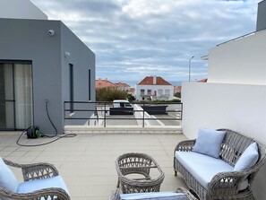 Balcony - Ocean-view Holiday Home in Lourinhã With Private Garden (Lourinha)