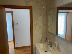 Combined shower/tub, towels - Ocean-view Holiday Home in Lourinhã With Private Garden (Lourinha)