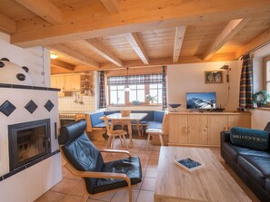 Living area - Ideal Chalet in Wald-Königsleiten with Sauna near Ski Lift (Wald im Pinzgau)
