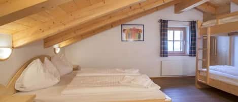 บ้านพัก | 3 ห้องนอน, Wi-Fi, ตกแต่งพิเศษโดยเฉพาะ, ผ้าปูที่นอน