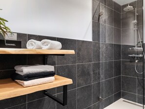 Combined shower/tub - Very Spacious 8-person Holiday Home in Friesland With Three Bedrooms (De Veenhoop)