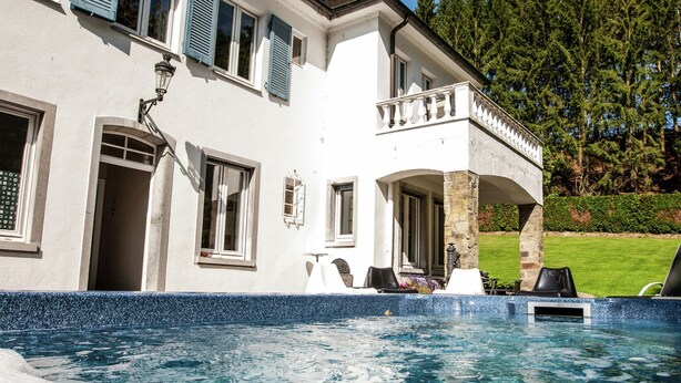 A large house with a swimming pool, outdoor seating, and a well-maintained garden. - Luxurious Countryside Holiday Home With Garden (Malmedy)