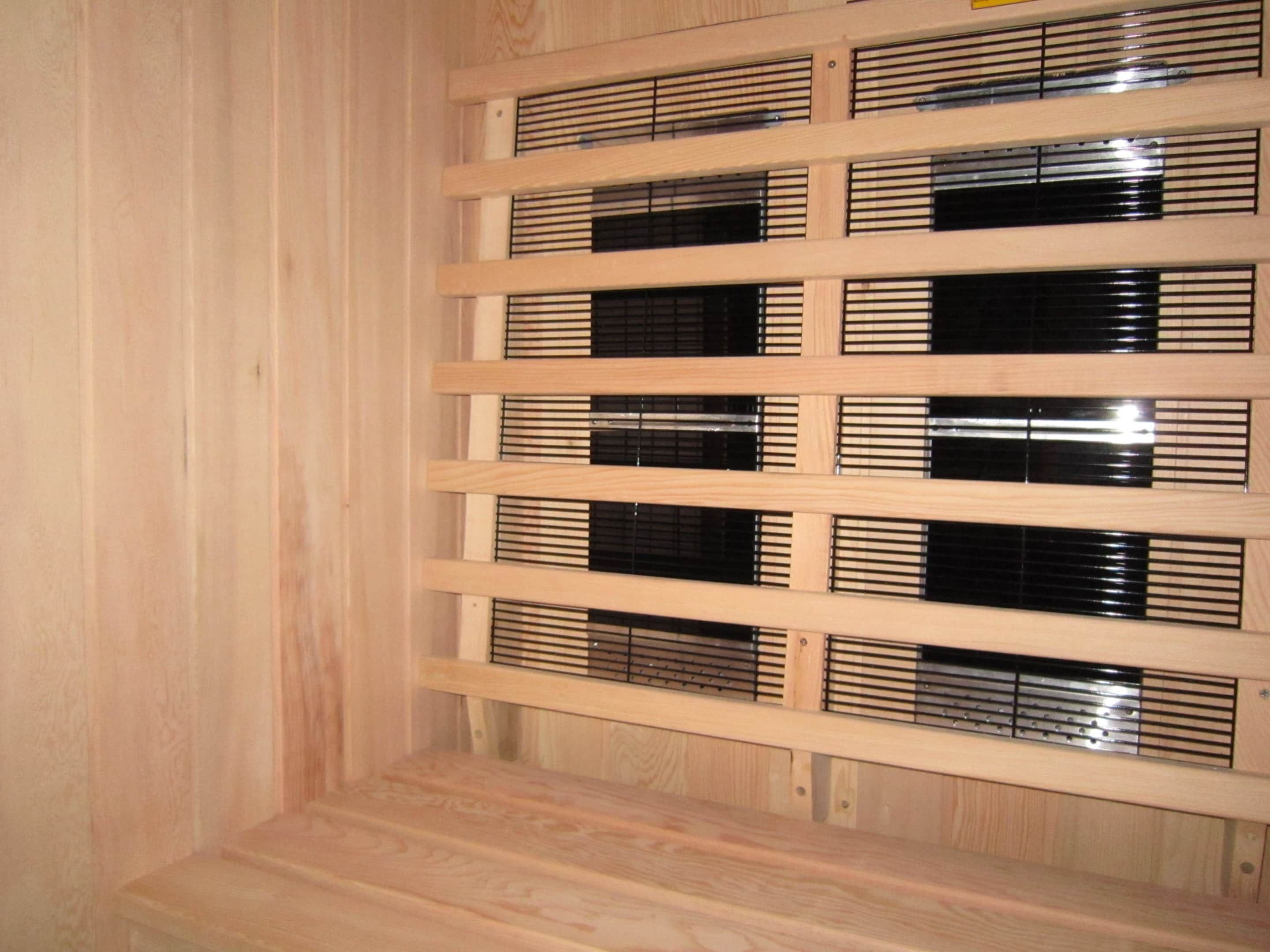 Una sauna con varios bancos y una pared de madera.