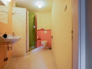 Bathtub, hair dryer - Cozy Holiday Home in Giethoorn With a Hot Tub (Giethoorn)
