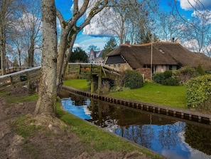 Exterior - Cozy Holiday Home in Giethoorn With a Hot Tub (Giethoorn)