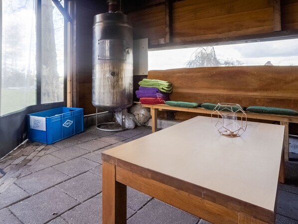 Balcony - Pleasant Holiday Home in Giethoorn With hot tub and Garden (Giethoorn)