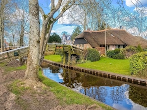 Exterior - Pleasant Holiday Home in Giethoorn With hot tub and Garden (Giethoorn)