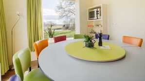 Dining - Pleasant Holiday Home in Giethoorn With hot tub and Garden (Giethoorn)