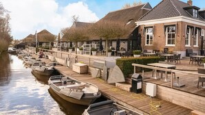 Exterior - Pleasant Holiday Home in Giethoorn With hot tub and Garden (Giethoorn)