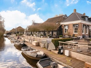 Exterior - Pleasant Holiday Home in Giethoorn With hot tub and Garden (Giethoorn)