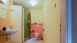 Bathtub, hair dryer - Pleasant Holiday Home in Giethoorn With hot tub and Garden (Giethoorn)