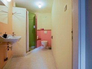Bathtub, hair dryer - Pleasant Holiday Home in Giethoorn With hot tub and Garden (Giethoorn)