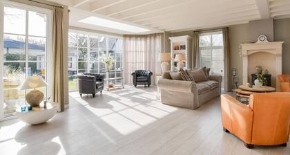 Great Holiday Home at the Efteling with Heated Swimming Pool & Hot Tub