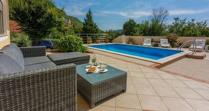 Beautiful Home With Swimming Pool and sea View