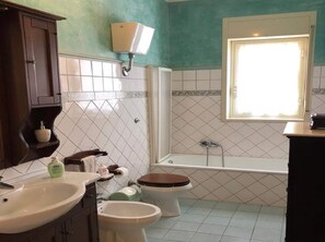 Departamento | Baño | Secadora de cabello y shampoo 