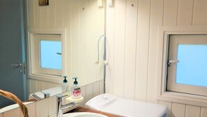 Buồng tắm vòi sen, khăn tắm 