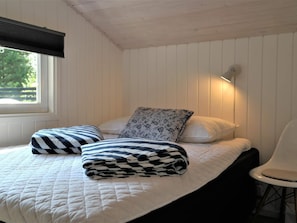 3 bedrooms, cribs/infant beds, bed sheets