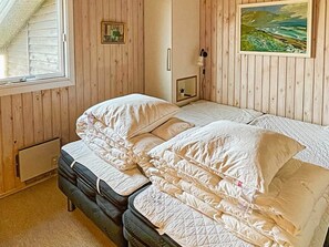 House | 3 bedrooms, bed sheets - Holiday Home in LÃ¸kken (Lokken)