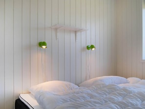3 bedrooms, cribs/infant beds, bed sheets