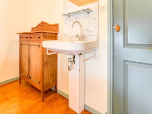 Shower - Pleasant Farmhouse in Zealand With Private Garden ('s-Heerenhoek)