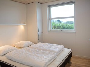 4 bedrooms, bed sheets