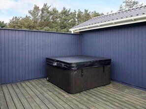 Outdoor spa tub - Retro Beach Retreat in Lokken-by Traum (Lokken)