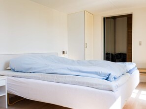 2 bedrooms, cribs/infant beds