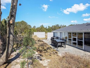 Outdoor dining - Bright Coastal Retreat in Vorupor-by Traum (Thisted)