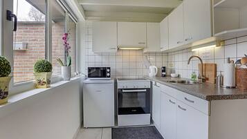 House | Dapur peribadi | Mesin basuh pinggan mangkuk, kerusi tinggi