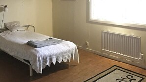 3 quartos, individualmente mobiliados, roupa de cama